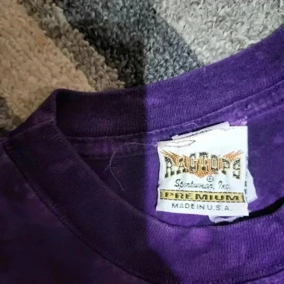 "Retro Chic: 90's Inspired 'Native American Style' Graphic Tee -MEDIUM - Picture 4 of 5